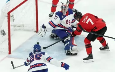 Мигът, който предопредели съдбата на хокейния финал - американският вратар Конър Хелебък спира с дръжката на стика шайбата, изстреляна от канадеца Девон Тейвс.