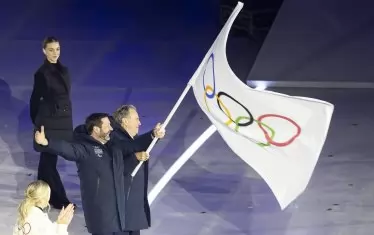 Президентите на френските региони Прованс Алп Кот д`Азур и Оверн Рон Алп - Рено Мюзелиe и Фабрис Панкук, развяват олимпийското знаме, връчено им от кметовете на Милано и Кортина д`Ампецо - Джузепе Сала и Джанлука Лоренци.