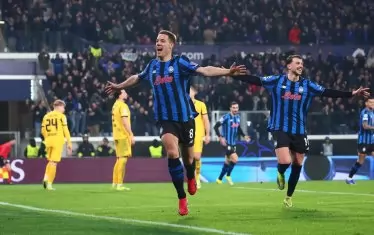 Хърватският национал в състава на "Аталанта" Марио Пашалич (на преден план) е разперил ръцете си, след като с гола си е направил резултата 3:0 при домакинския успех над "Борусия" (Дортмунд).