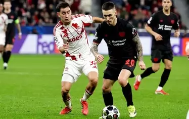 Алехандро Грималдо от "Байер" и Сантяго Хесе от "Олимпиакос" водят незаинтересована битка за топката по време на нулевия мач в Леверкузен.