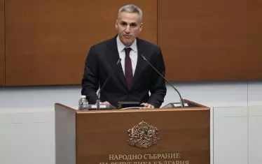 Като основна задача на своя кабинет Гюров определи "честни избори и стабилна държава".