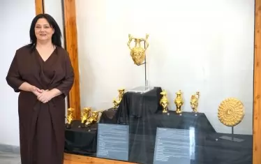  Кметът на Община Ивайловград Диана Овчарова показва копието на съкровището. 