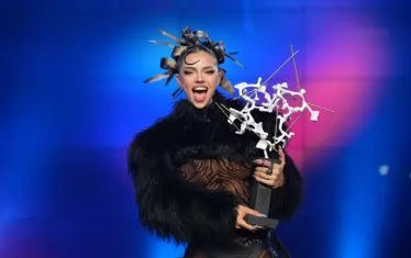  Дара с наградата за победата - статуетка на художника Стоян Зиков.