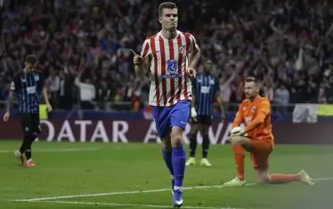 Авторът на хеттрик за "Атлетико" Александър Сьорлот обира овациите на феновете по трибуните на "Рияд Еър Метрополитано".