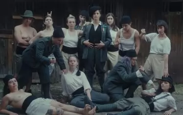  В документалната лента съвременни жители на Риека пресъздават събития от 1919-а.