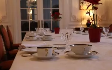 Екипът на резиденцията се бе постарал да възстанови подредбата на масата точно както е била в деня на закуската с Митеран. 