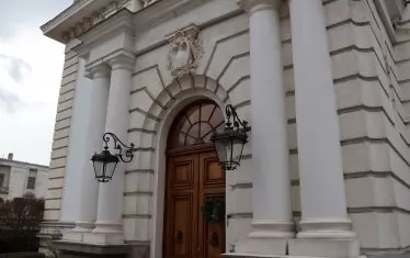 Софиянци коментирали, минавайки покрай къщата, че поостарелият ѝ необароков стил не отговаря на тогавашните архитектурни тенденции.
