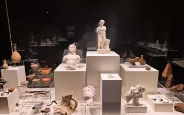  Интерес представляват откритите керамични фигурки.