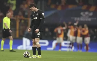 Турският национал в състава на "Ювентус" Кенан Йълдъз (с топката) се е оклюмал, докато на заден план футболистите на "Галатасарай" се радват на поредния си гол.