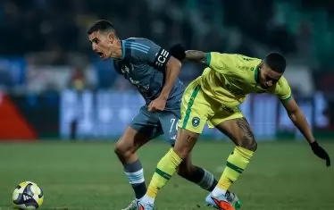 Капитанът на "Левски" Георги Костадинов (вляво) е влязъл в единоборство с бразилския нападател на "Лудогорец" Ерик Маркус по време на мача за Суперкупата на България.