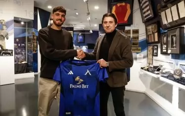 Досегашният защитник на "Сампдория" Стипе Вуликич (вляво) беше представен от изпълнителния директор на "Левски" Даниел Боримиров.