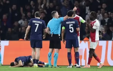 Румънският рефер Ищван Ковач показва червен картон на Мамаду Кулибали (вдясно) от "Монако", което предопредели развоя на мача в Париж и последвалия обрат за "Пари Сен Жермен" от 0:1 до 2:1.