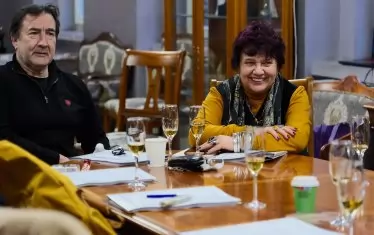  Актьорът Стоян Пепеланов в единствената мъжка роля с драматурга на постановката Мирела Иванова.