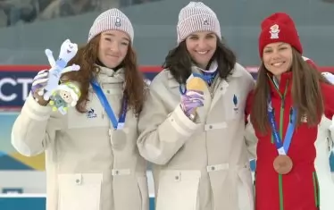 Лора се нареди до две от най-големите имена в съвременния женски биатлон - Лу Жанмоно (вляво) и Жулия Симон