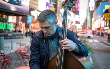 Петър Славов е сред многобройните български джазмени в афиша.