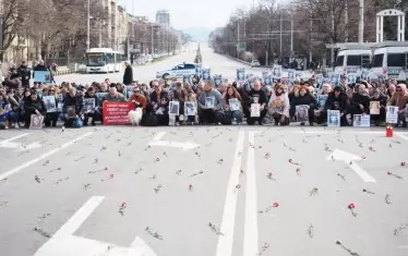 Стотици карамфили блокираха Орлов мост в София 