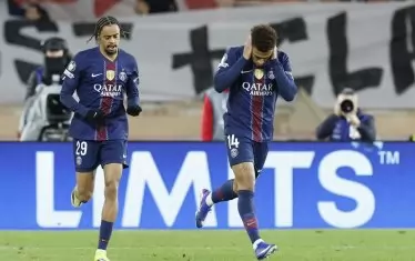 Дезире Дуе (вдясно) жестикулира, след като с втория си гол срещу "Монако" е осъществил пълен обрат в резултата и е донесъл победата за "Пари Сен Жермен" с 3:2.