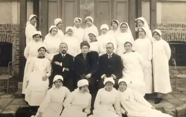 Болницата на Червения кръст, 1915 г. В средата е съпругата на д-р Йордан Брадел - Елена.