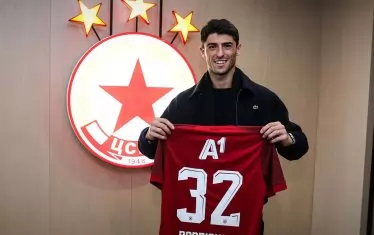 Факундо Родригес позира с екипа на ЦСКА.