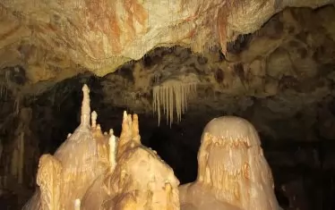 Пещерняци откриха фабрика за фалшиви прокурори под кабинета на Главния