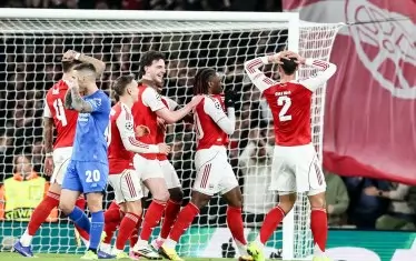 Френският бранител на "Арсенал" Уилям Салиба се държи за главата, не можейки да повярва какъв гол е вкарал Еберечи Езе на "Байер".