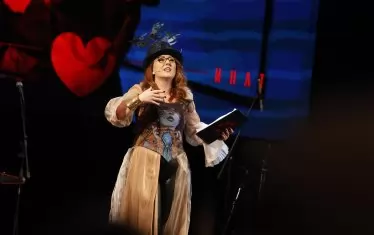  Водещата на вечерта Милица Гладнишка