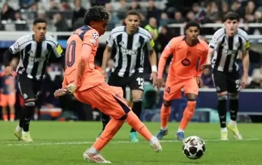 Ламин Ямал бележи хладнокръвно дузпата, с която донесе равенството на "Барселона" в Нюкасъл.