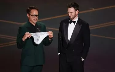  Робърт Дауни и Крис Еванс се шегуват на сцената.