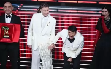  Да Винчи се радва, стискайки за ръка подласника си Саиф.