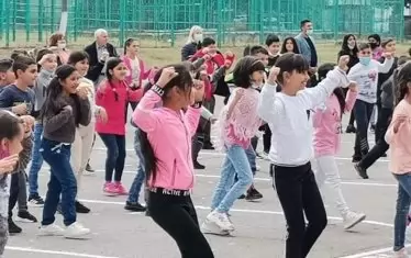 Ежеседмичен флашмоб в училището.