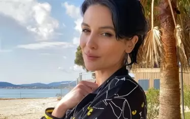  На екзотично място с тематична дреха с котешки мотиви.