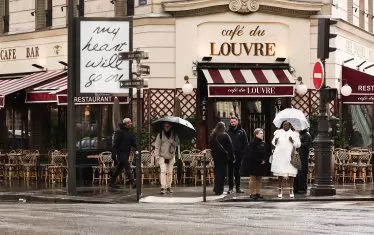  Билбордове в Париж със заглавия на хитове на канадската певица предварително подхраниха надежди за завръщането ѝ.