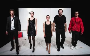  Четиримата плюс Мартин Костадинов в образа на злополучен разносвач на пици.