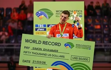 Симон Ехамер позира със златния си медал и чека за $50 000 за световния рекорд, който постави в седмобоя.