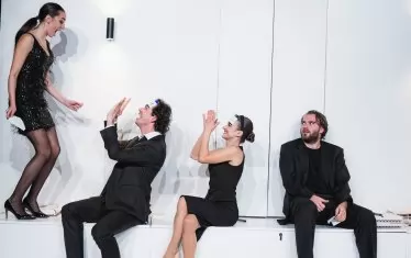  Сара, Ралф, Едит и Бастиан във все още безобидна игра.