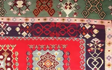 Детайл от Котленски килим "Таблите" от август 1894 г. - най-младият от 5-те показани килима.