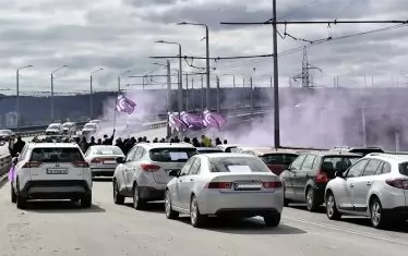 Шофьори от варненския транспорт блокираха Аспарухов мост с димки