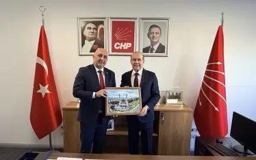 Ерол Мюмюн с Хасан Йозтюрк (вдясно) от "Републиканската народна партия".