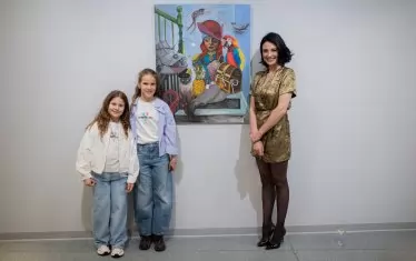  С малки почитателки по време на откриването на изложбата "Сънища и сенки".