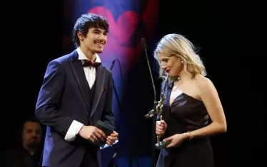  Паола Маравиля получи приза за дебют от ръцете на българския автомобилен пилот Никола Цолов.