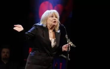  Анета Сотирова бе удостоена с наградата "Икар" за изключителен принос към бъларския театър.