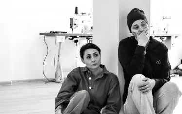  Надя Дердерян (вдясно) и Милена Ерменкова-Торосян в "Пукнатини" от Оля Стоянова.