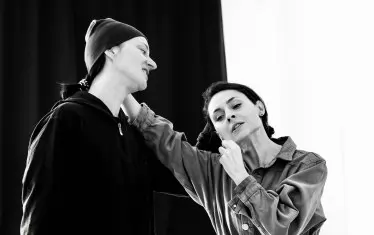  Надя Дердерян (вляво) и Милена Ерменкова-Торосян в "Пукнатини".