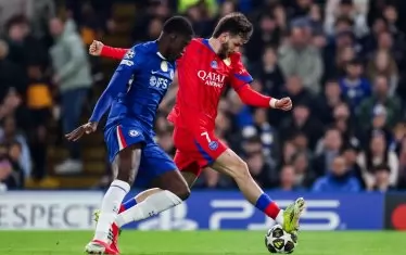 Грузинският нападател на ПСЖ Хвича Кварацхелия стреля към вратата на "Челси" за 1:0 още в 6-ата минута на "Стамфорд Бридж".