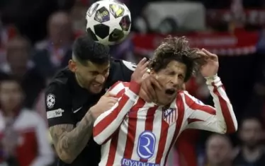 Капитанът на "Тотнъм" Кристиан Ромеро избива безкомпромисно топката зад гърба на Джулиано Симеоне.