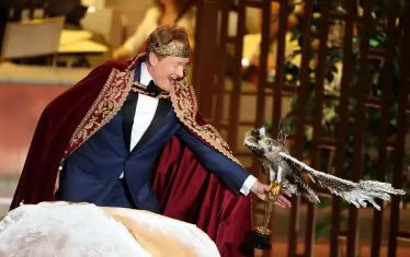  Конан О'Брайън прави скеч в стил "римски разкош".