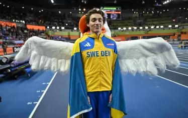 Арманд Дуплантис се е сдобил с ангелски крила след четвъртата си поредна световна титла в овчарския скок в зала.