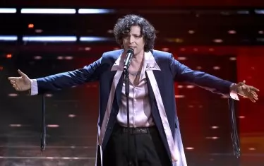  Ермал Мета с избродирано на яката име на загинало палестинско дете.