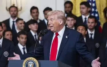 На седмия ден от началото на военните действия срещу Иран президентът Тръмп обяви, че американските сили „унищожават врага много преди очаквания срок и в невиждан мащаб".  В петък следобед котировките на петрола прескочиха 90 долара за барел.  