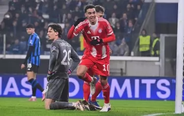 Суперталантът на "Байерн" Джамал Мусиала ликува след шестия гол във вратата на "Аталанта".